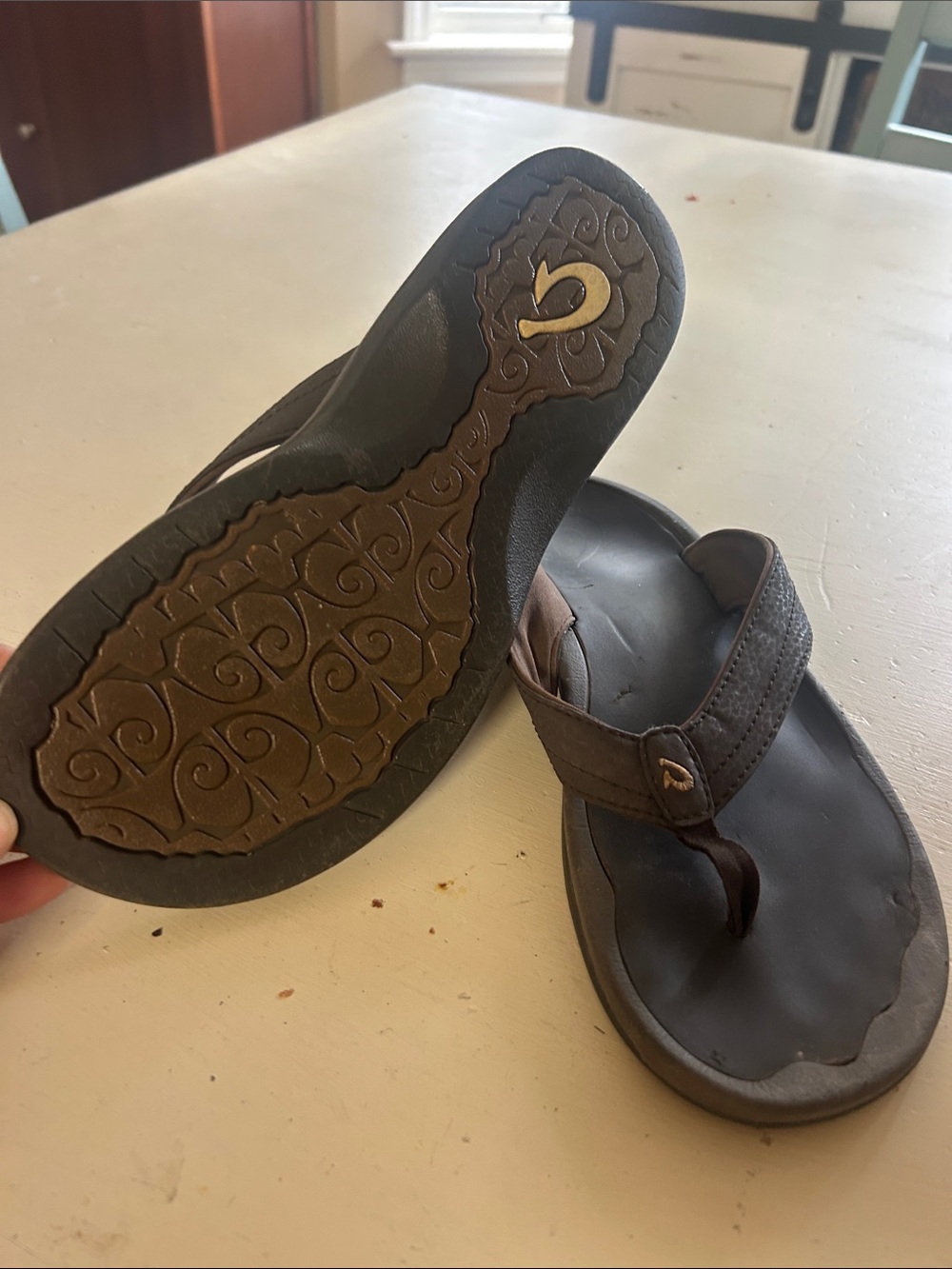 OluKai Women's Brown and Black Leather Thong Sandals